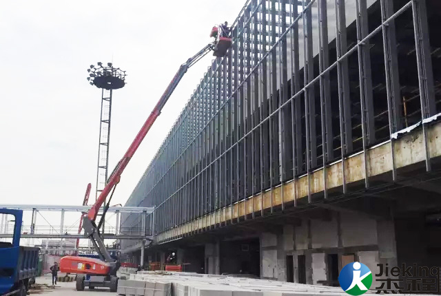 高空作業(yè)平臺應(yīng)用于機(jī)場建造建設(shè)工程